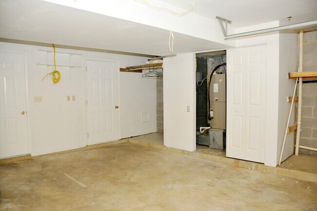 Building Photo - Charming End-Unit Townhouse in Mt. Airy Manor Community