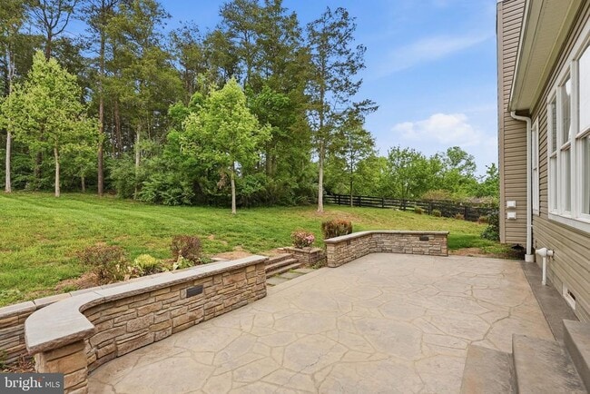 Building Photo - 42240 Hiddenwood Ln