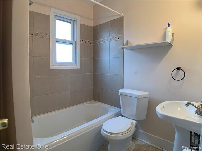 Building Photo - 3342 Buckingham Ave