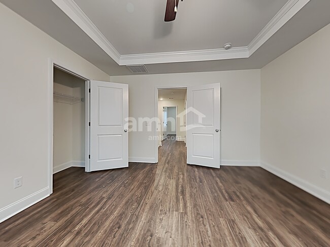 Building Photo - 617 W Lionel Rd