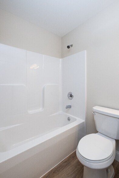 Building Photo - 17 Edgewater Cir