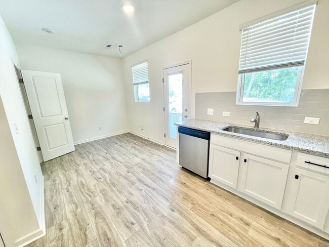 Building Photo - 3 br 2.5 ba townhome in charming Townhome ...