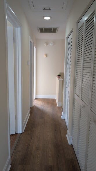 upstairs hallway - 6909 Lake Place Ct