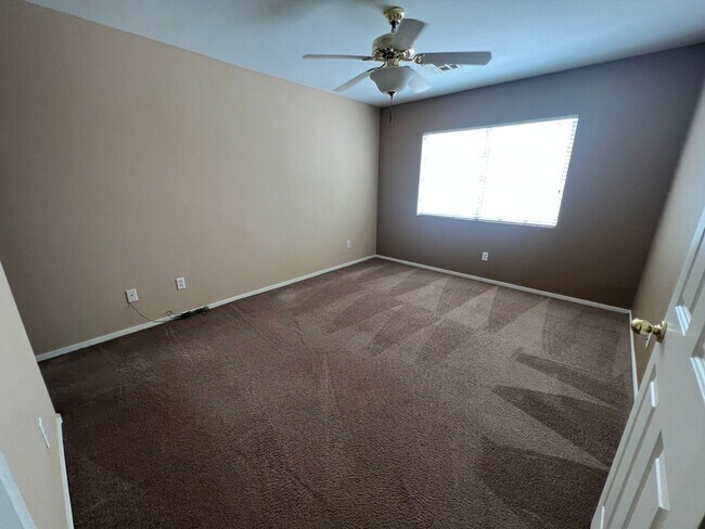 Building Photo - Spacious 2bed/ 2.5 bath Townhouse in Gated...