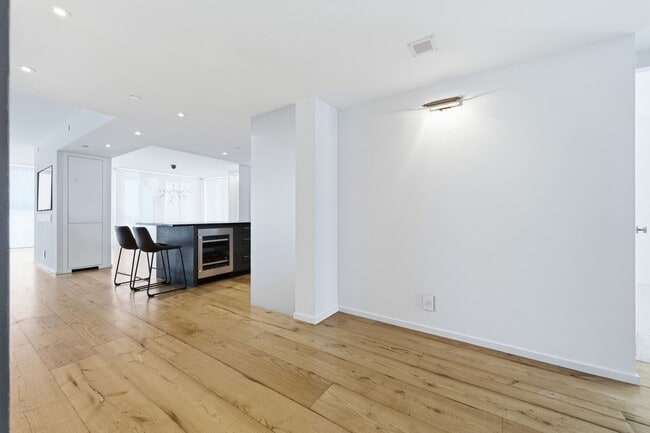 Building Photo - 529 S Flagler Dr