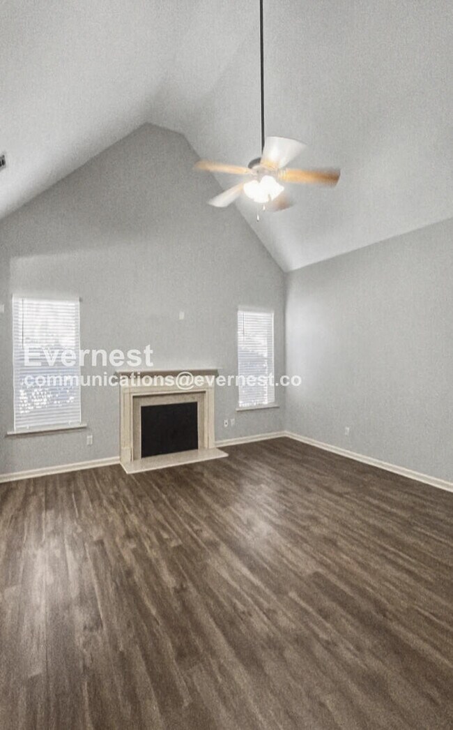 Building Photo - 3 Bed/2 Bath Home with Garage / Pet-Friendly / Available Now!