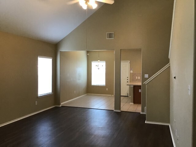Building Photo - 2026 Acorn Glen Trl