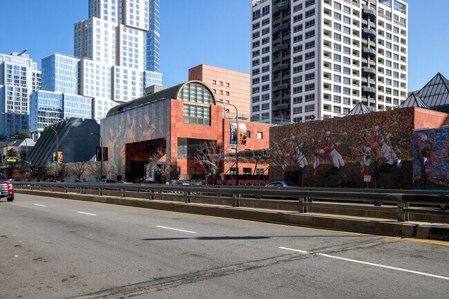 Building Photo - 612 Flower St