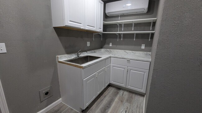 Building Photo - 410 E 6th St