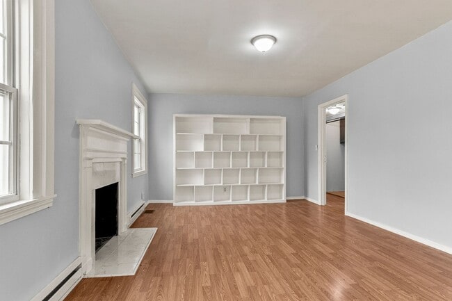 Building Photo - Charming Circlewood Cottage Available NOW!