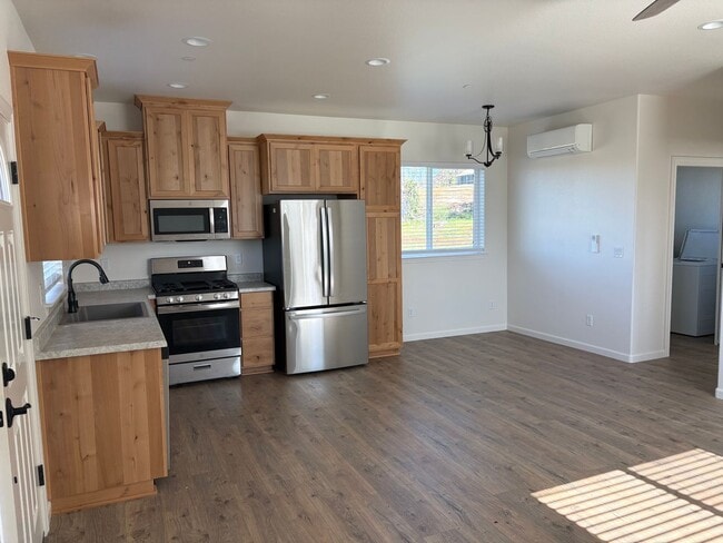 Building Photo - 1329 Taylor Ln