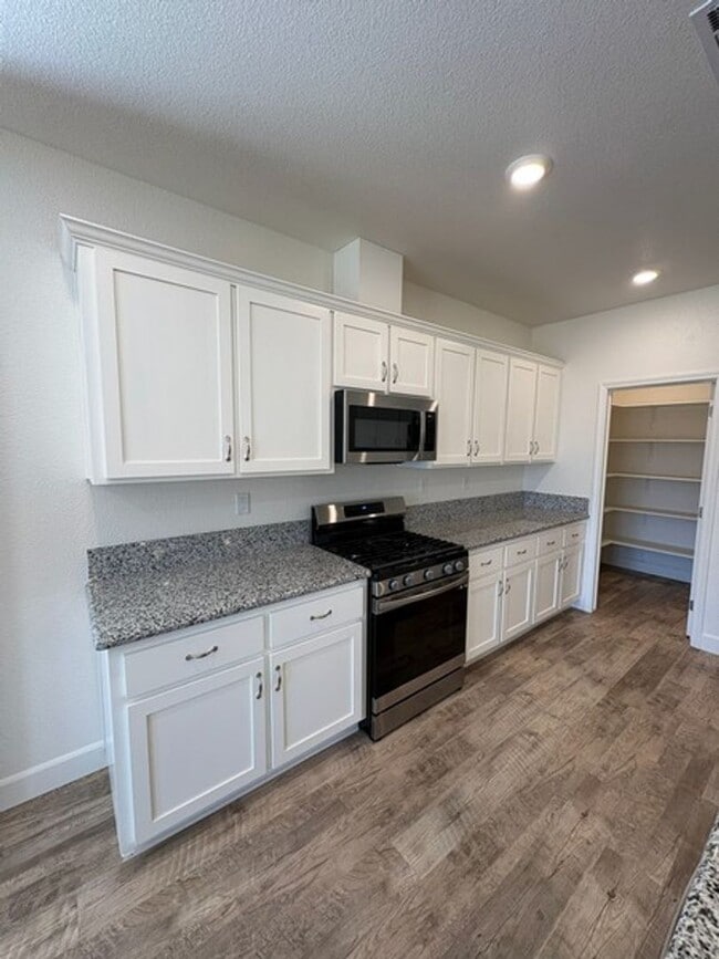 Building Photo - Spacious Four Bedroom off the Golf Course in Fernley
