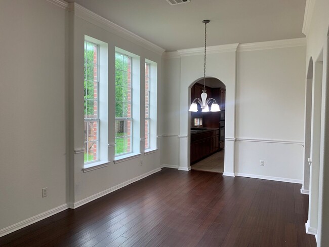 Building Photo - Large 4-bedroom with Office in the Estates...