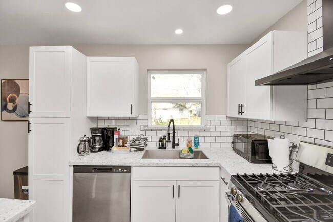 Building Photo - 5123 Dewberry St