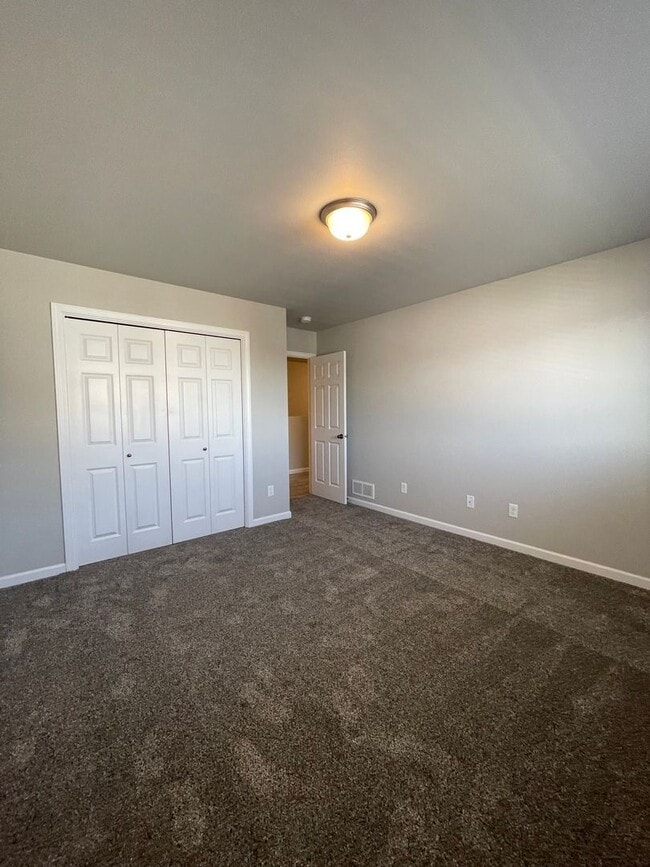 Building Photo - Exquisite 3-Bedroom Home with Modern Elegance and Scenic Views!