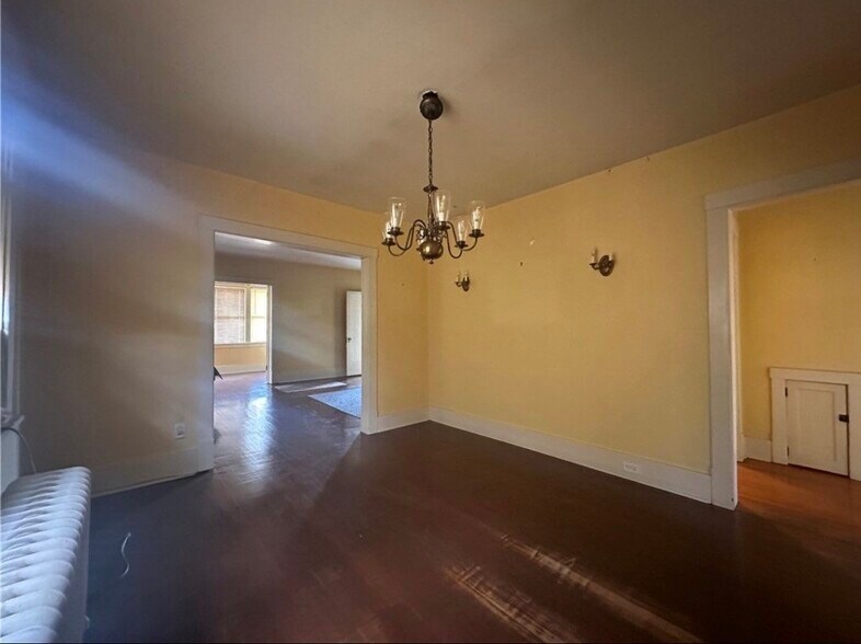 Building Photo - 3415 Parkview Ave