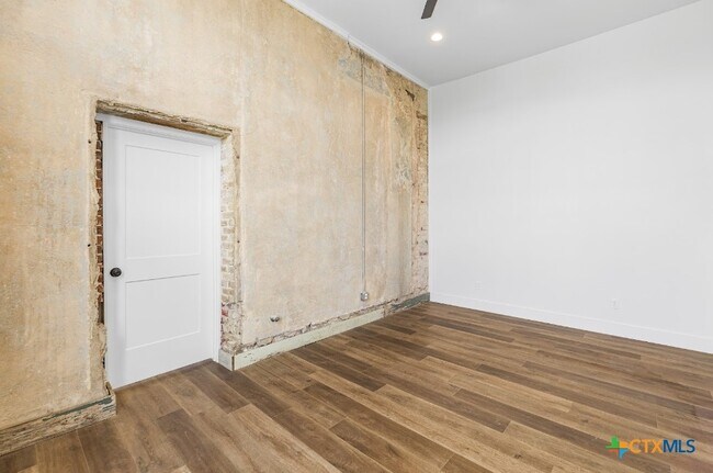 Building Photo - 123 W May St