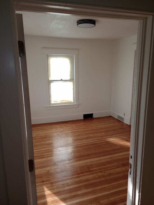 Building Photo - 615 Rebecca St