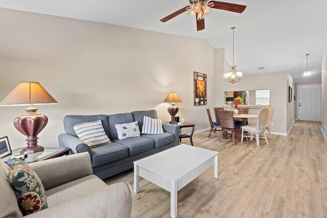 Building Photo - 1502 Pinecrest Cir