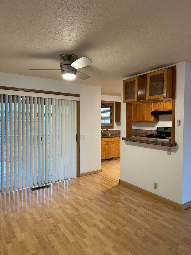 Building Photo - FREE RENT! Newly Updated Single Level Home in Established Keizer Neighborhood