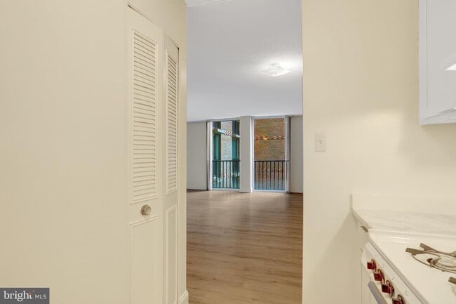 Building Photo - 4600 S Four Mile Run Dr