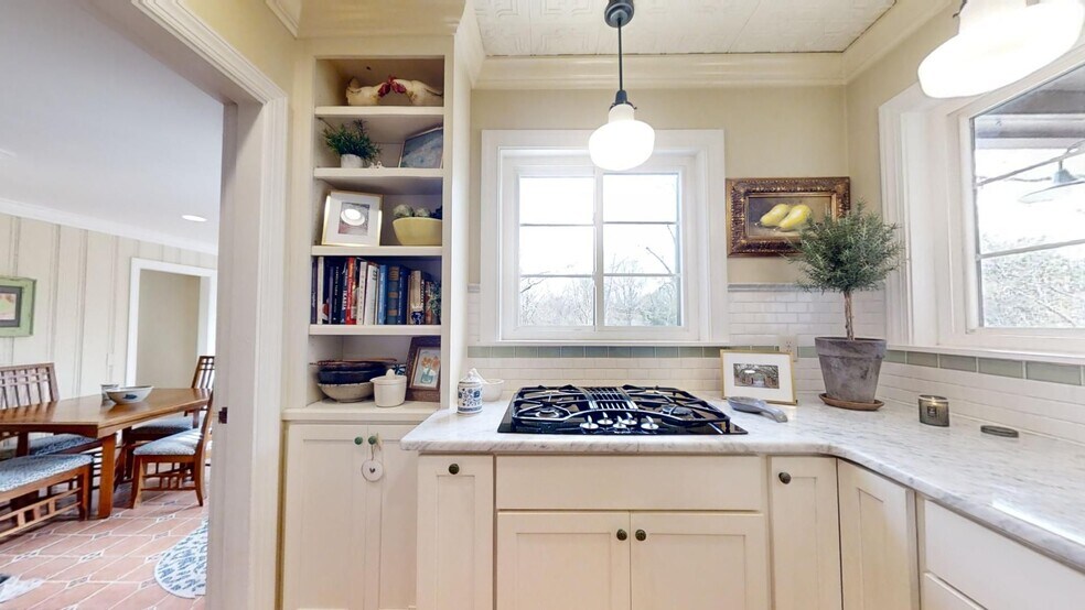 Building Photo - Gorgeous and updated home in Heart of Auburn