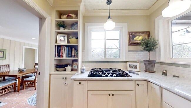 Building Photo - Gorgeous and updated home in Heart of Auburn