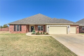 Building Photo - 641 Geneva Dr