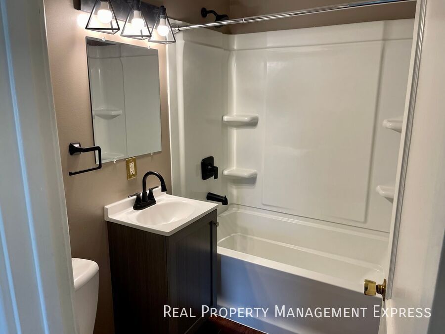 Building Photo - Beautiful 3 Bedroom Home in Southwest Siou...