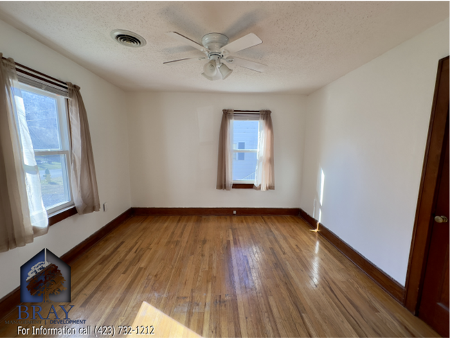 Building Photo - Centrally located charming cottage!