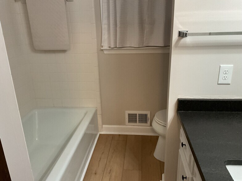 Building Photo - 215 Thornton Dr