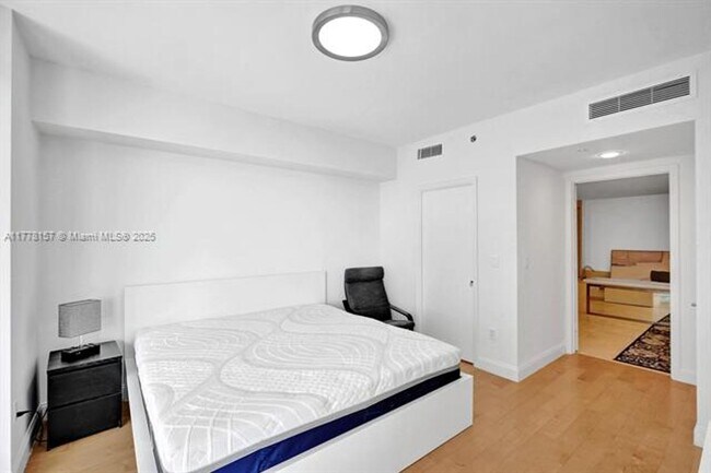 Building Photo - 475 Brickell Ave