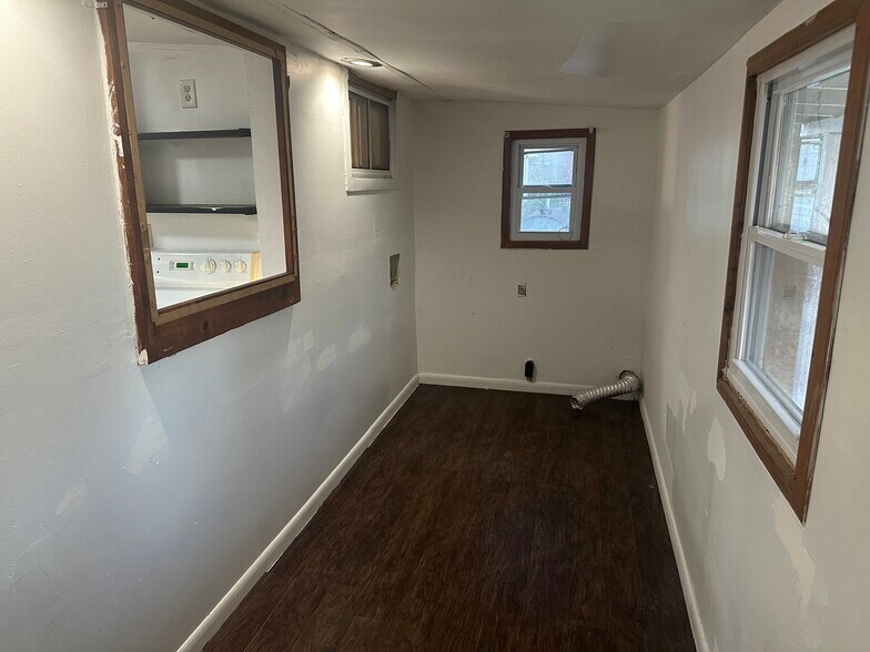 Building Photo - 404 Riverview Dr