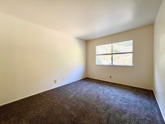 Building Photo - Spacious 4-Bed, 3-Bath Single-Family Home ...