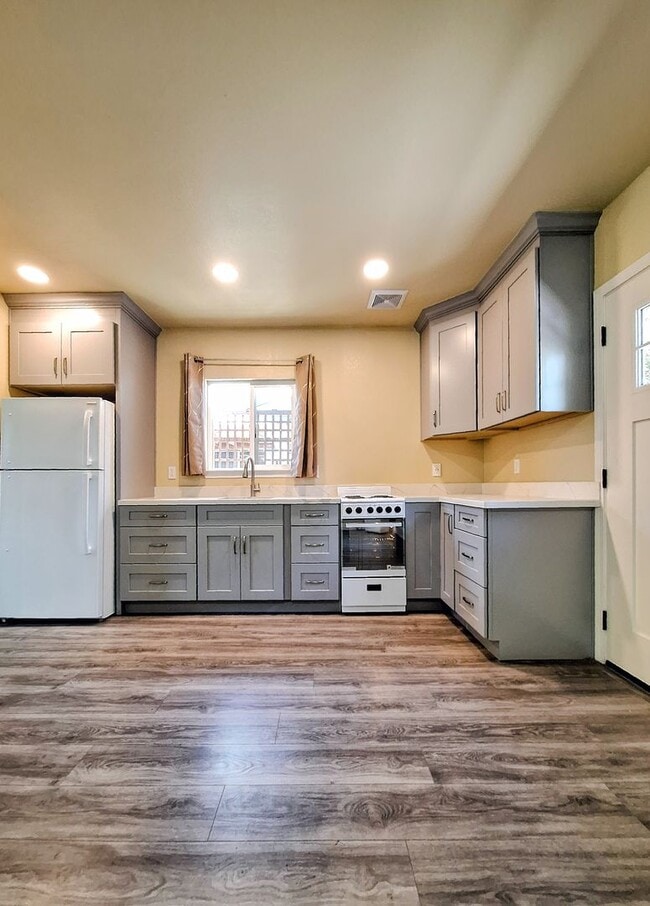 Building Photo - 682 S Genevieve Ln