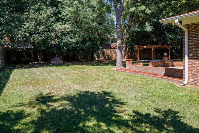 Building Photo - 606 Hilliard Dr