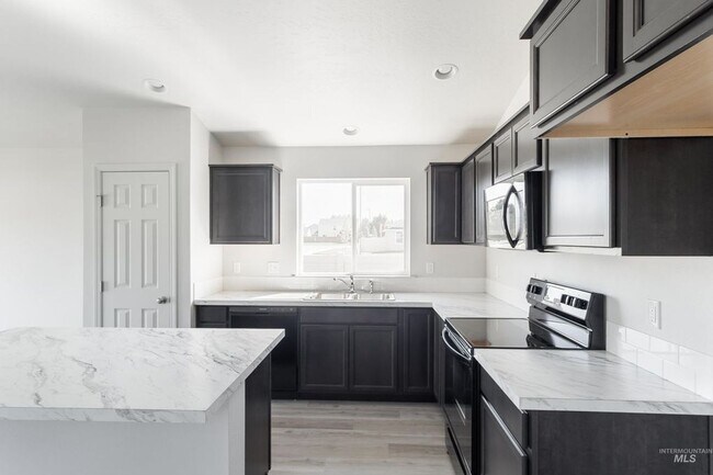Building Photo - Beautiful Home with Bonus Room!