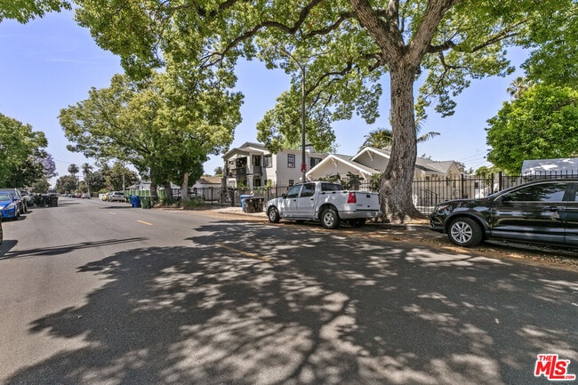 Building Photo - 3915 S Budlong Ave