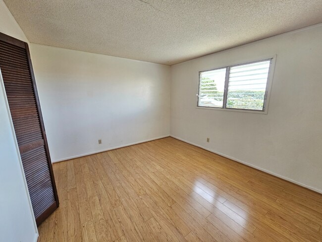 Building Photo - 3 bedroom, 1.5 bathroom and 2 parking condo.