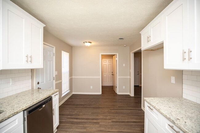 Building Photo - ** 3 Bed 2 Bath located off Wares Ferry rd...