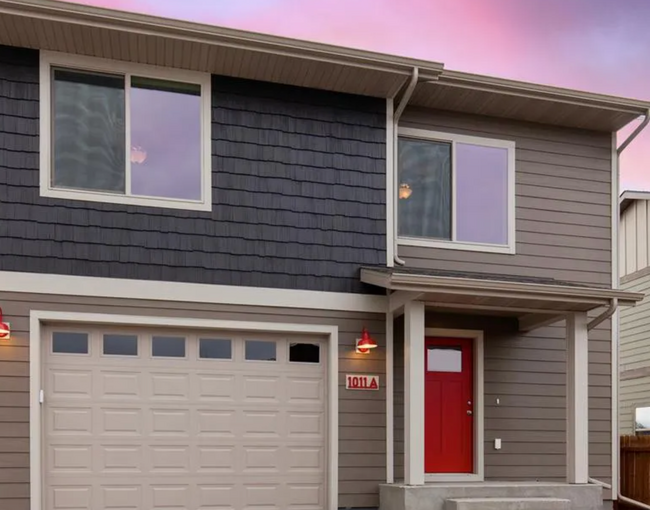 Building Photo - Charming 3-Bedroom Townhouse in the Heart ...