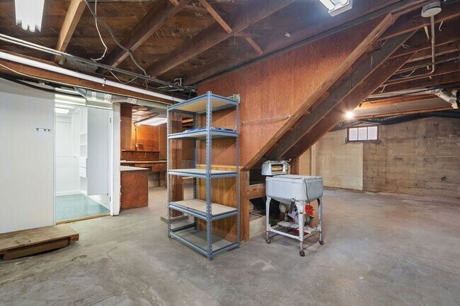 Building Photo - 2330 E McLoughlin Blvd