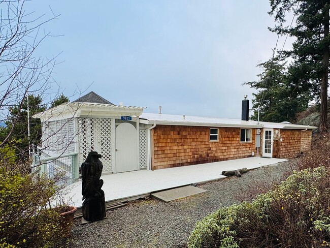 Building Photo - La Conner Home with Stunning View