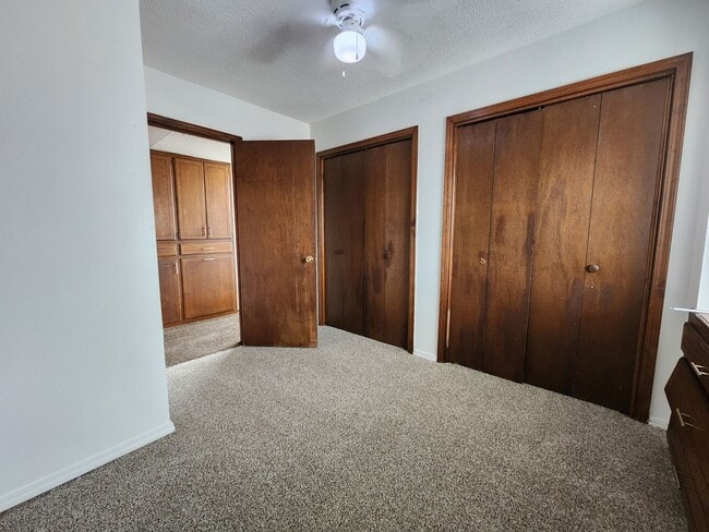 Building Photo - Cute 3 bedroom Townhome in Shawnee!