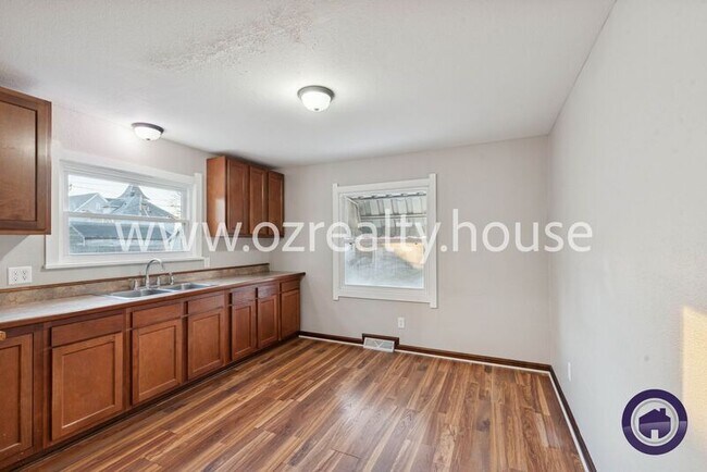 Building Photo - 740 Parker Ave