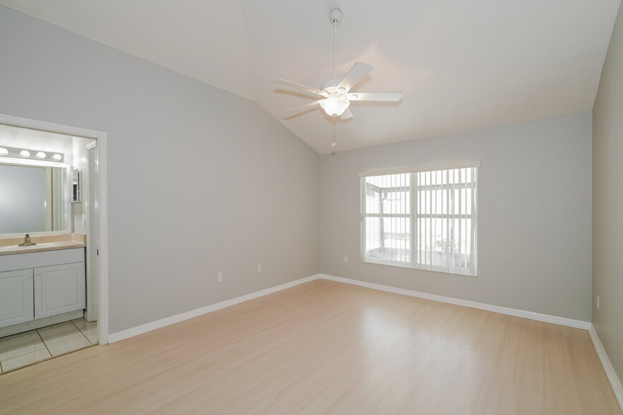 Building Photo - 28434 Meadowrush Way