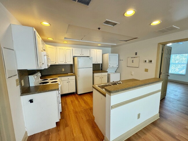 Building Photo - Historic Downtown | 4BR/4BA | Near Flagler College