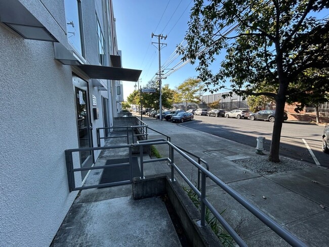 Building Photo - $1,000 OFF FIRST MONTH'S RENT!! Spacious 3 bedroom / 2.5 Bath Apartment in Emeryville, CA.