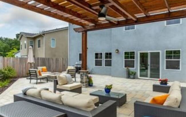 Building Photo - Large 4 bedroom home