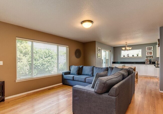 Building Photo - Beautiful Spacious Home!